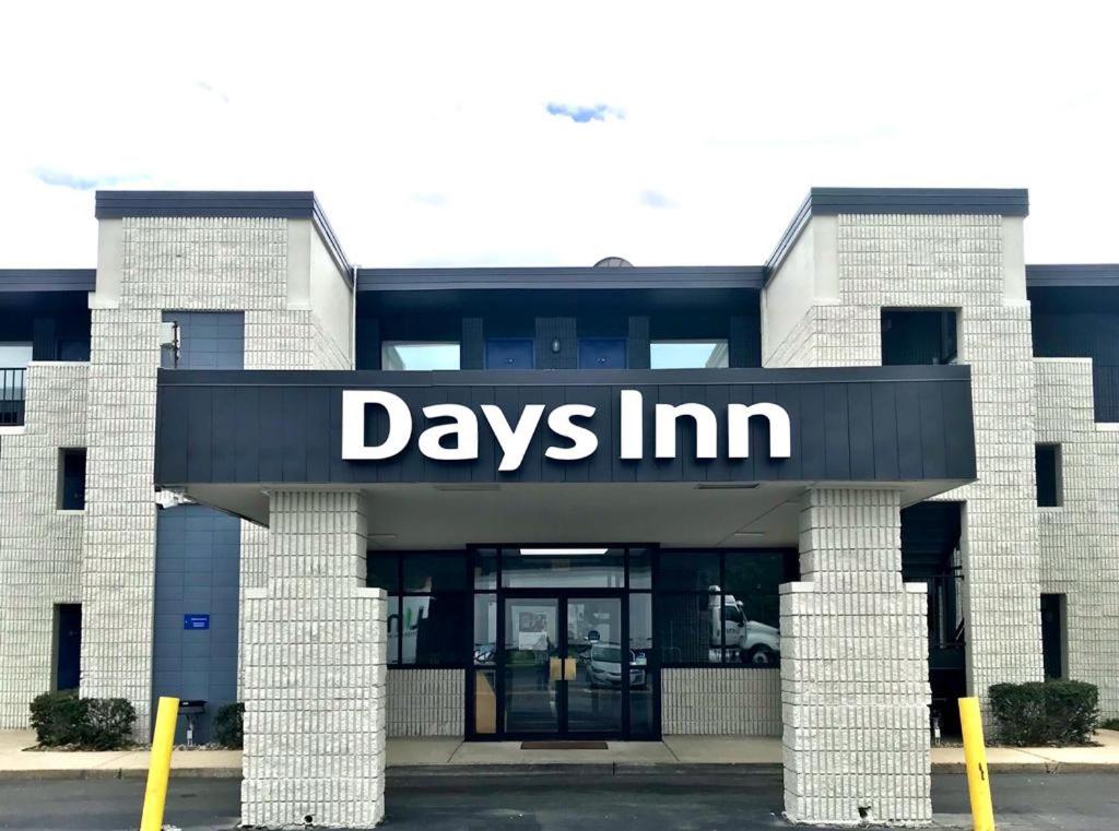 un cartello giornaliero sulla parte anteriore di un edificio di Days Inn by Wyndham Vineland a Vineland