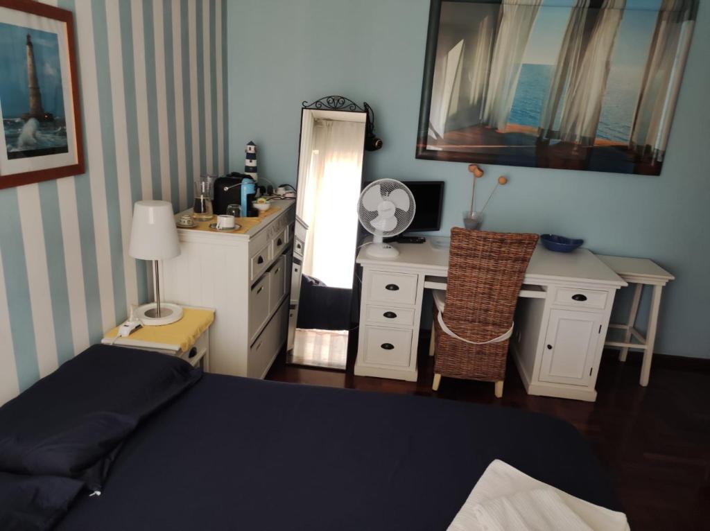 een slaapkamer met een bed, een bureau en een spiegel bij Camera matrimoniale con terrazzo in centro - Udine in Udine