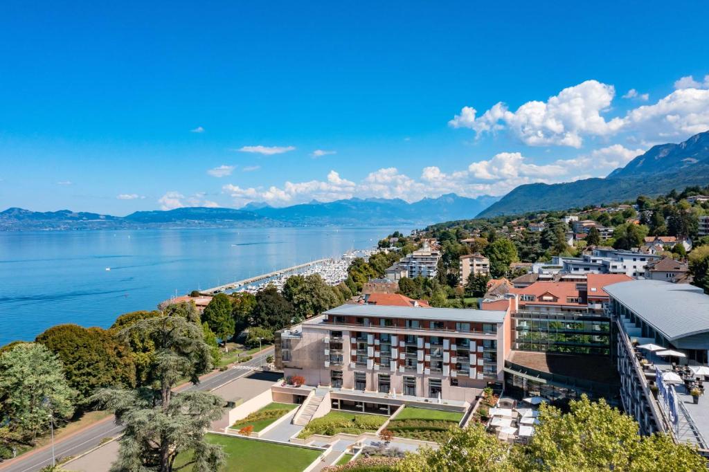 une vue aérienne sur une ville et l'eau dans l'établissement Hilton Evian Les Bains, à Évian-les-Bains