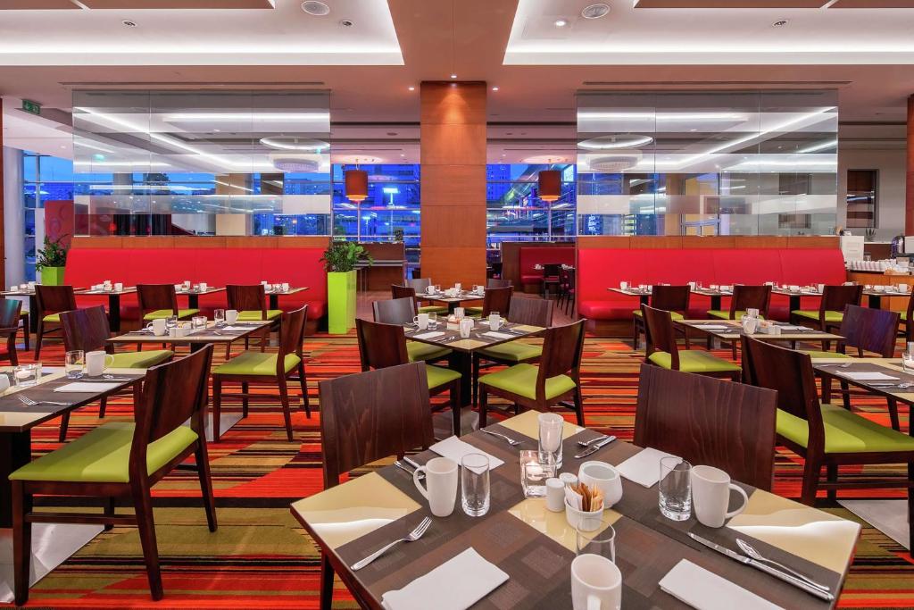 Reštaurácia alebo iné gastronomické zariadenie v ubytovaní Hilton Warsaw City Hotel
