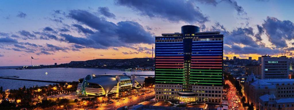 Nespecifikovaný výhled na destinaci Baku nebo výhled na město při pohledu z hotelu