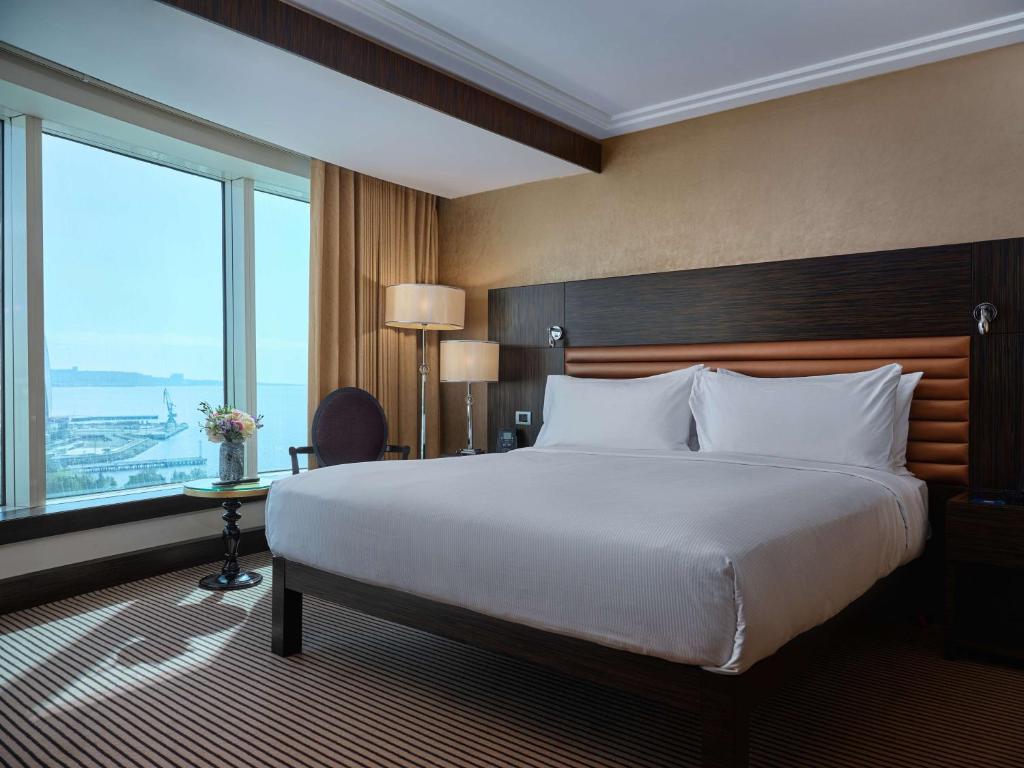 Postel nebo postele na pokoji v ubytování Hilton Baku