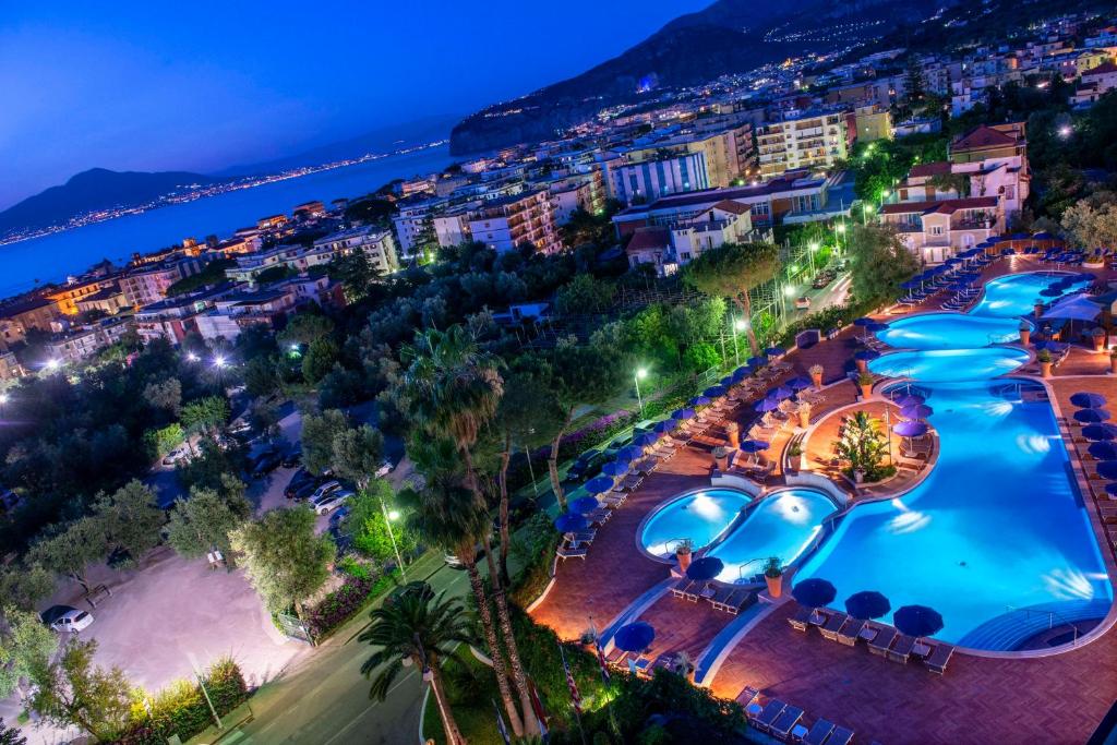 vista aerea di un resort con piscina di Hilton Sorrento Palace a Sorrento