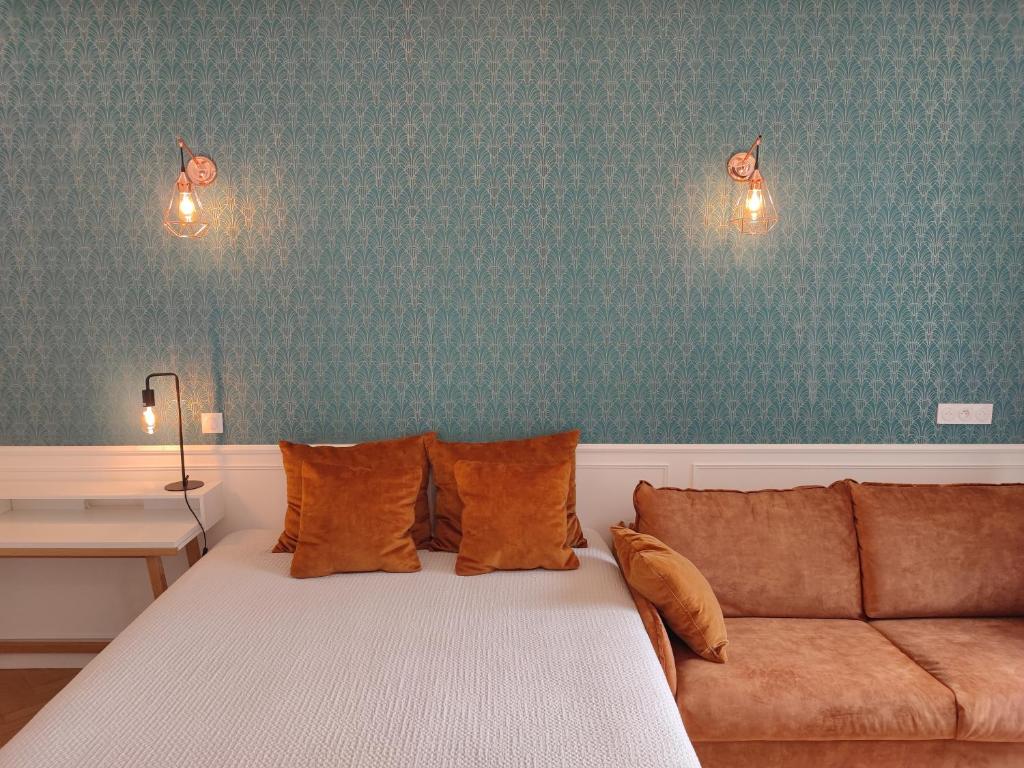 Cette chambre comprend un lit, un canapé et des lumières. dans l'établissement Nice Central Boutique Studio Apartments 1, à Nice