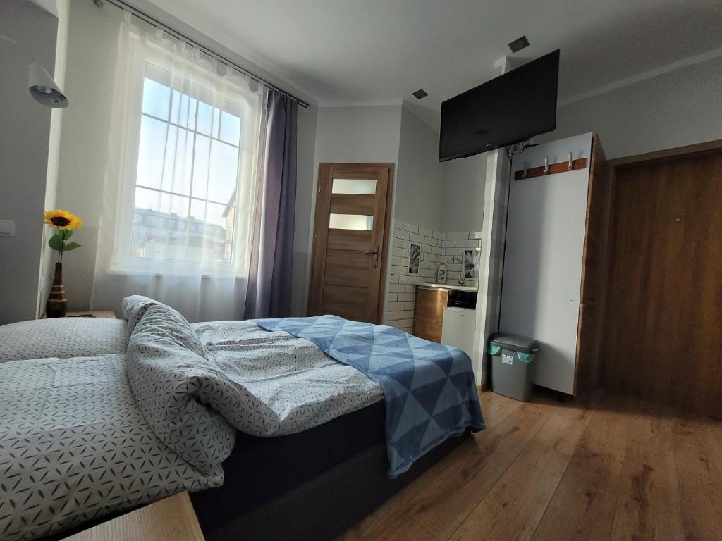 Un pat sau paturi într-o cameră la Przy Bulwarze