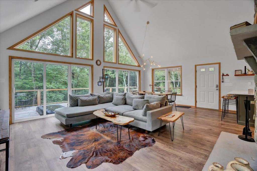 ein Wohnzimmer mit einem Sofa und einigen Fenstern in der Unterkunft Evergreen Escape - Jim Thorpe Multi Ski Resort in Albrightsville
