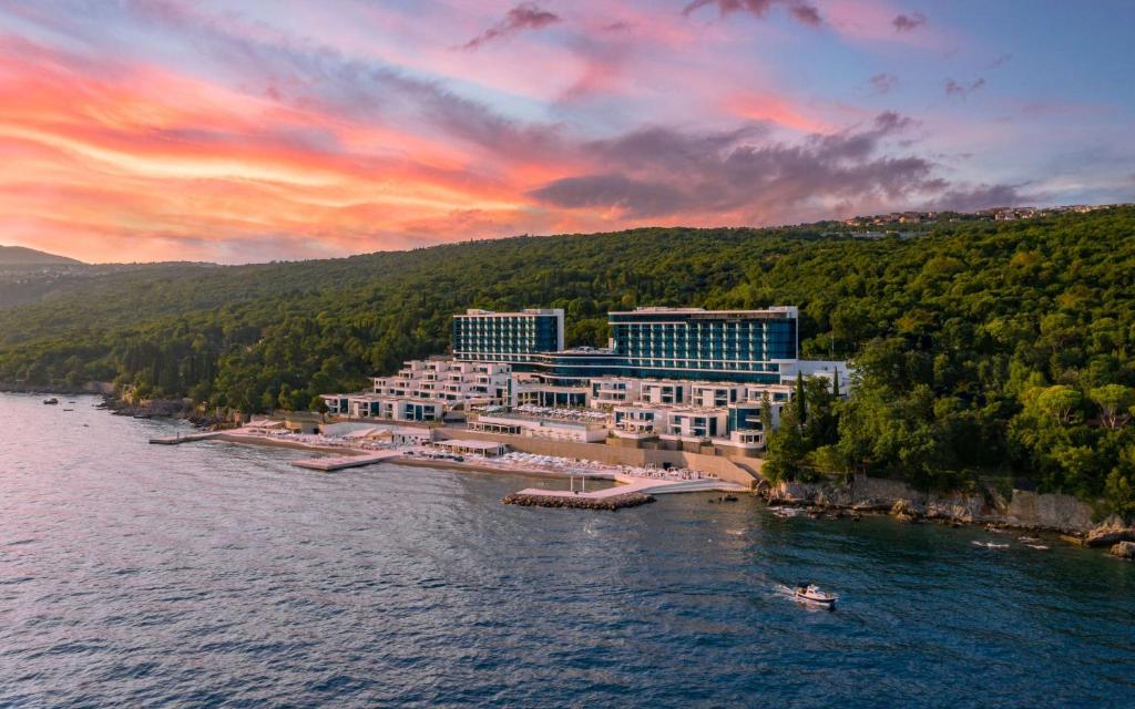Hilton Rijeka Costabella Beach Resort And Spa في رييكا: اطلالة جوية على منتجع على هيئة ماء