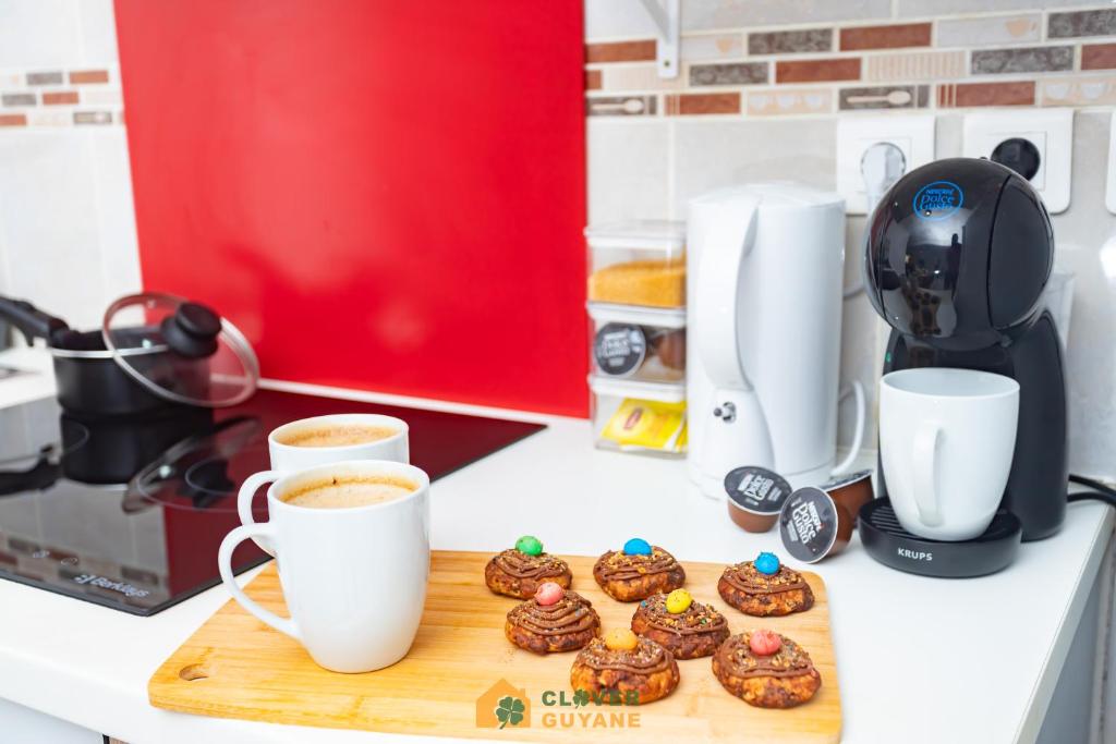 Utensilios para hacer t&eacute; y caf&eacute; en Le nuancier au centre-ville pr&egrave;s du Mcdonald&#39;s