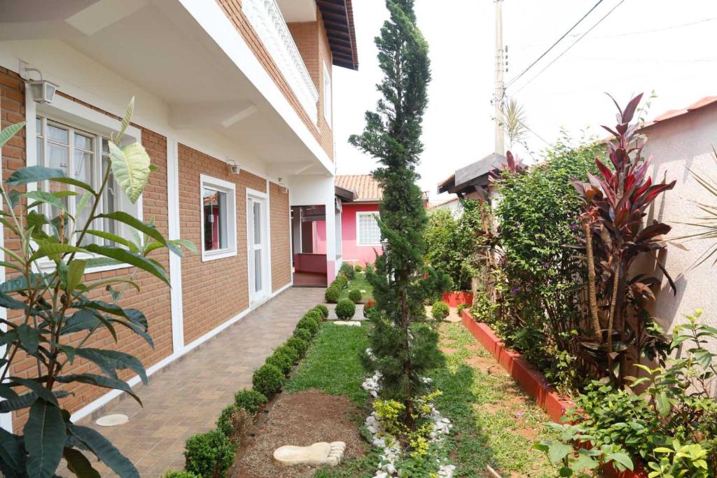 a courtyard of a house with a garden at Chalet Rustico da Elena com Sauna y Jacuzzi Unicep in São Carlos