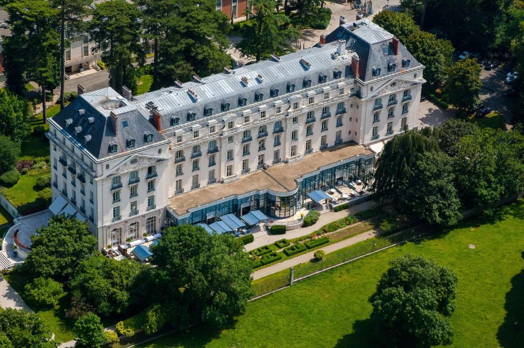 Een luchtfoto van Waldorf Astoria Versailles - Trianon Palace