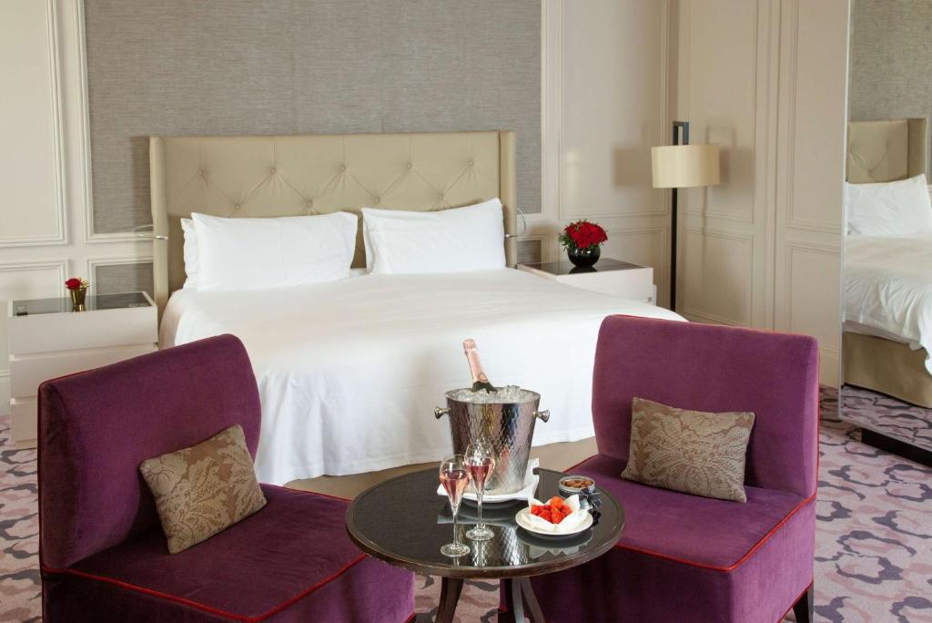 Een bed of bedden in een kamer bij Waldorf Astoria Versailles - Trianon Palace