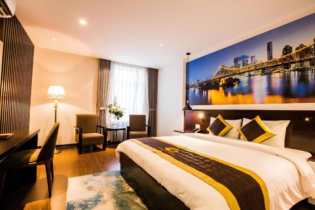 um quarto de hotel com uma cama e uma secretária em Tuong Vi 2 em Hai Phong