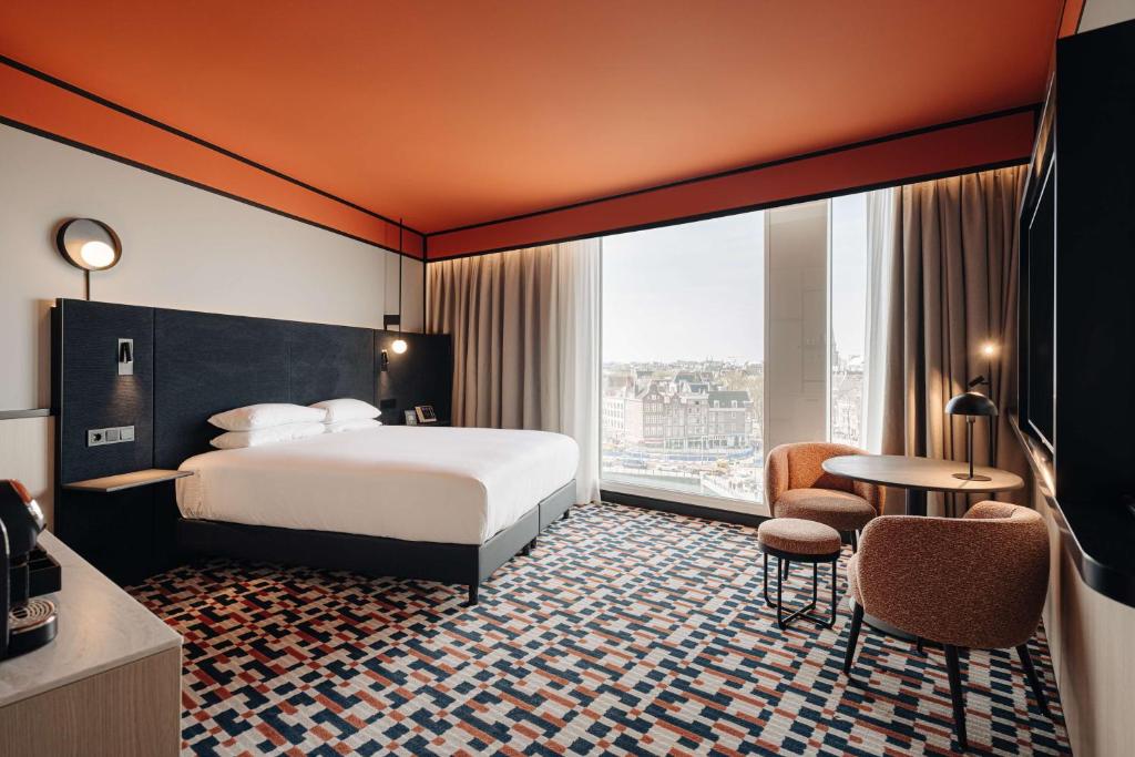 
King Corner Room with City View and Canal View
