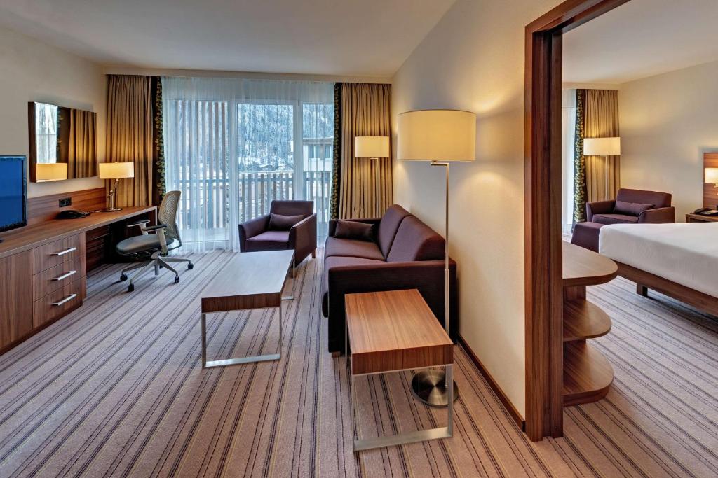 TV a/nebo společenská místnost v ubytování Hilton Garden Inn Davos