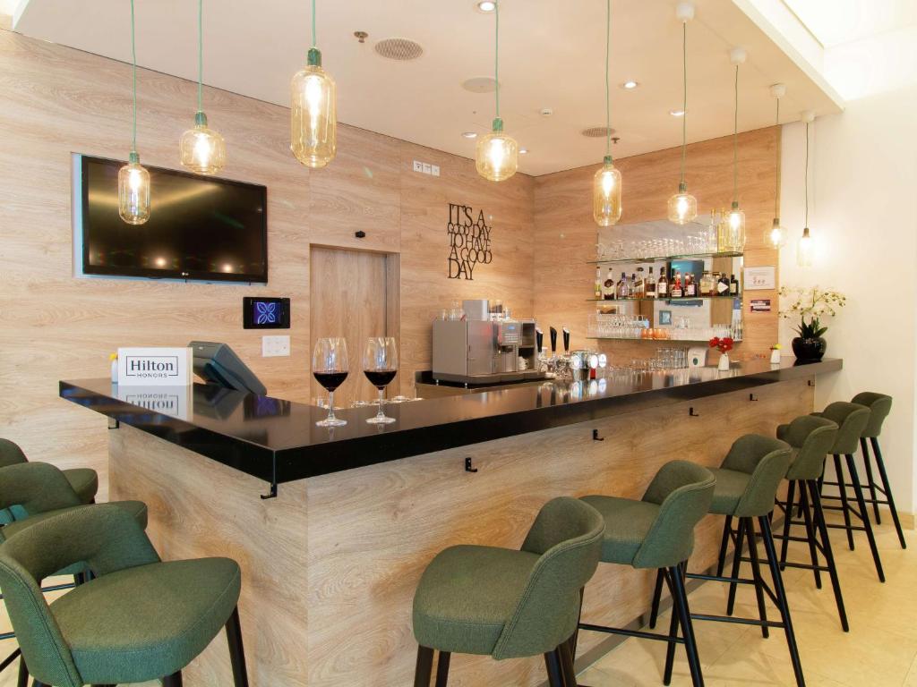 Lounge nebo bar v ubytování Hilton Garden Inn Davos