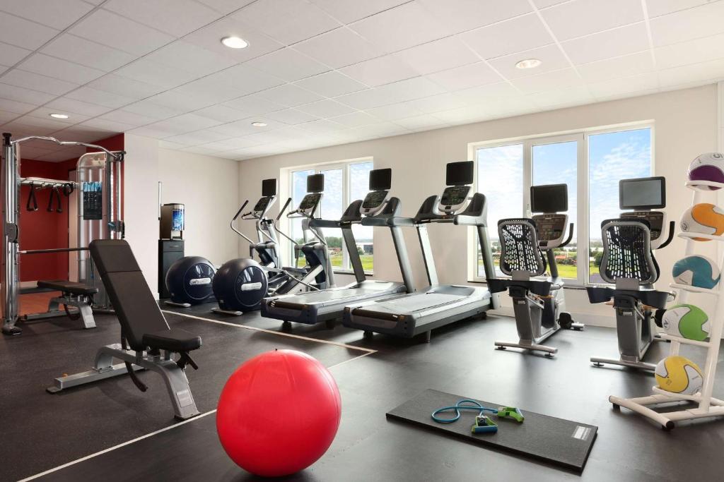 Fitness centrum a/nebo fitness zařízení v ubytování Hilton Garden Inn Leiden