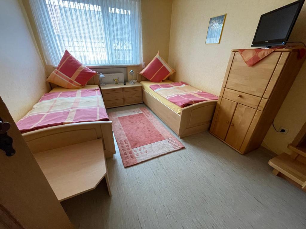Postel nebo postele na pokoji v ubytování Spatzennester-Vogelsberger Hof