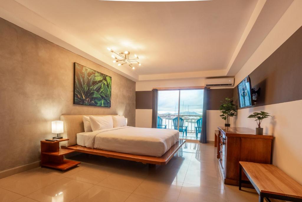 1 dormitorio con cama y ventana grande en MARINN Tropical Vibes Hotel, en Panamá