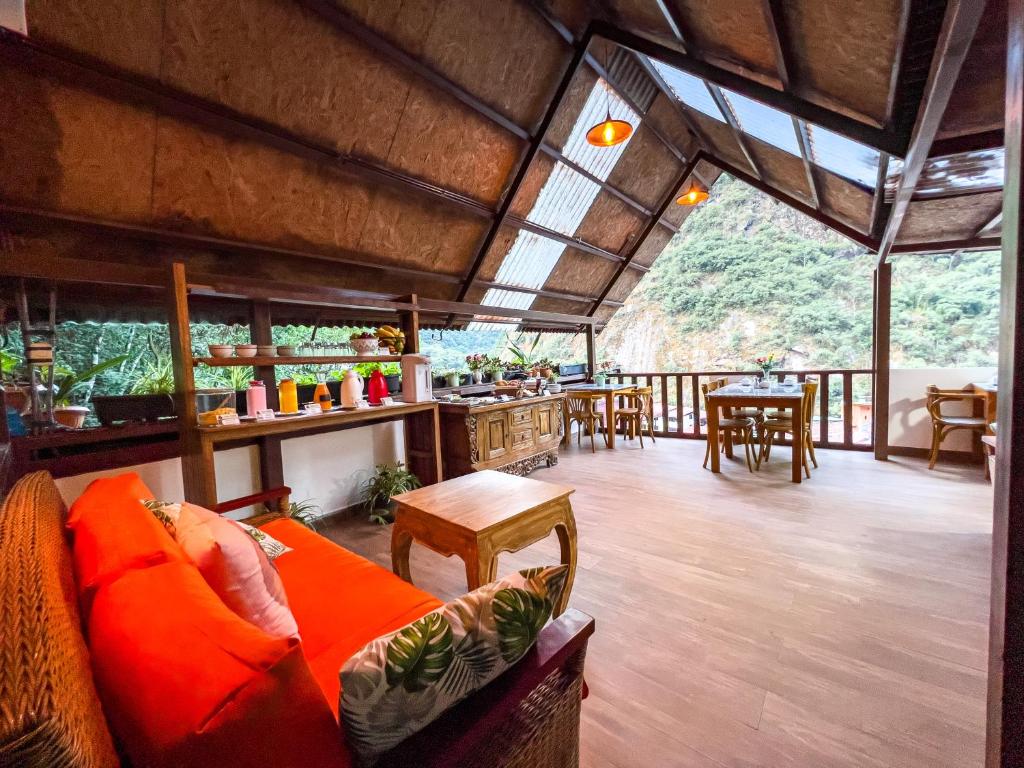 uma sala de estar com um sofá e uma mesa em Rupa Rupa High Jungle Eco B&B em Machu Picchu
