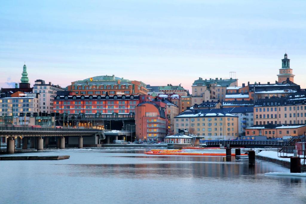 widok na miasto z rzeką i budynki w obiekcie Hilton Stockholm Slussen Hotel w Sztokholmie