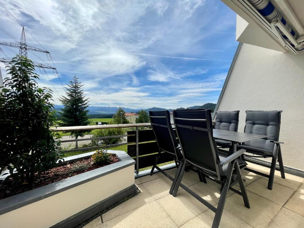 Balkón nebo terasa v ubytování FeWo Längl -Waldluft- mit Pool und Sauna im Allgäu