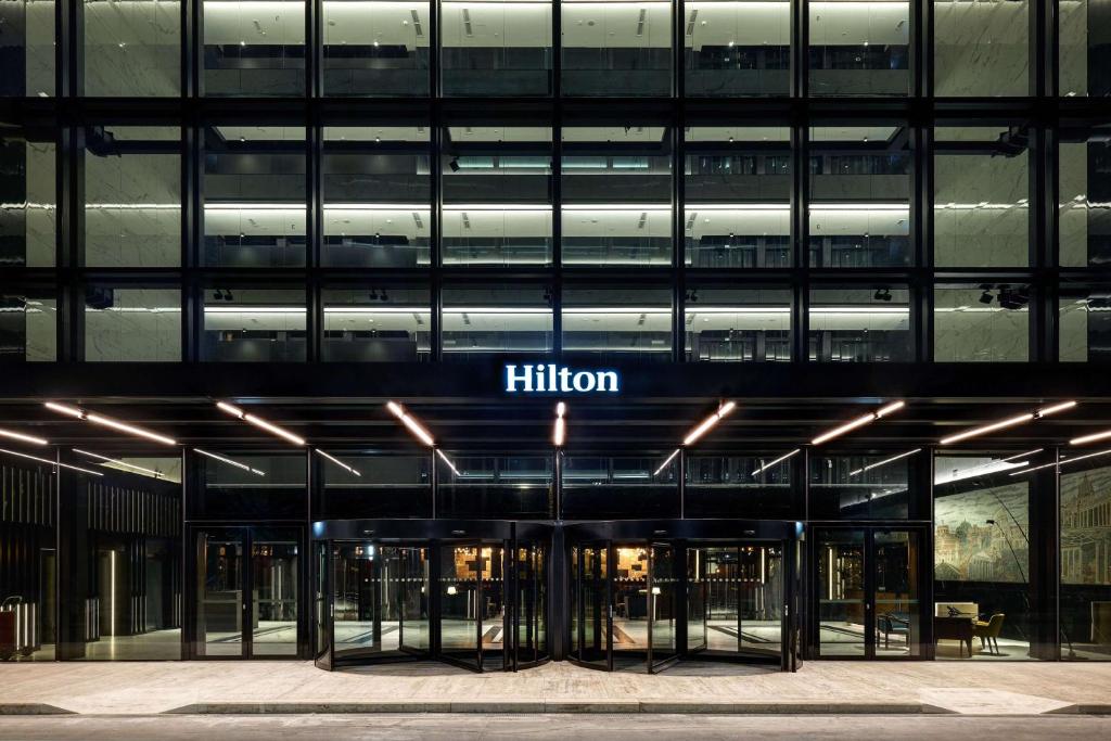 un edificio con l'insegna Hilton sopra. di Hilton Rome Eur La Lama a Roma