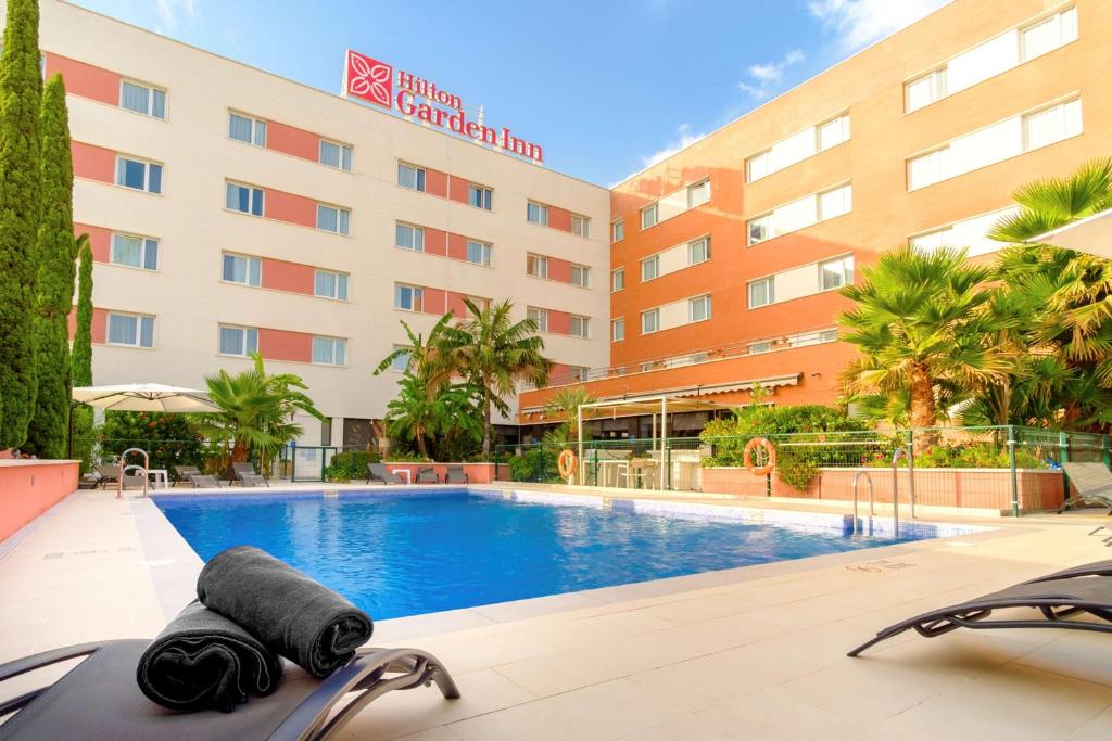 Bazén v ubytovaní Hilton Garden Inn Málaga alebo v jeho blízkosti