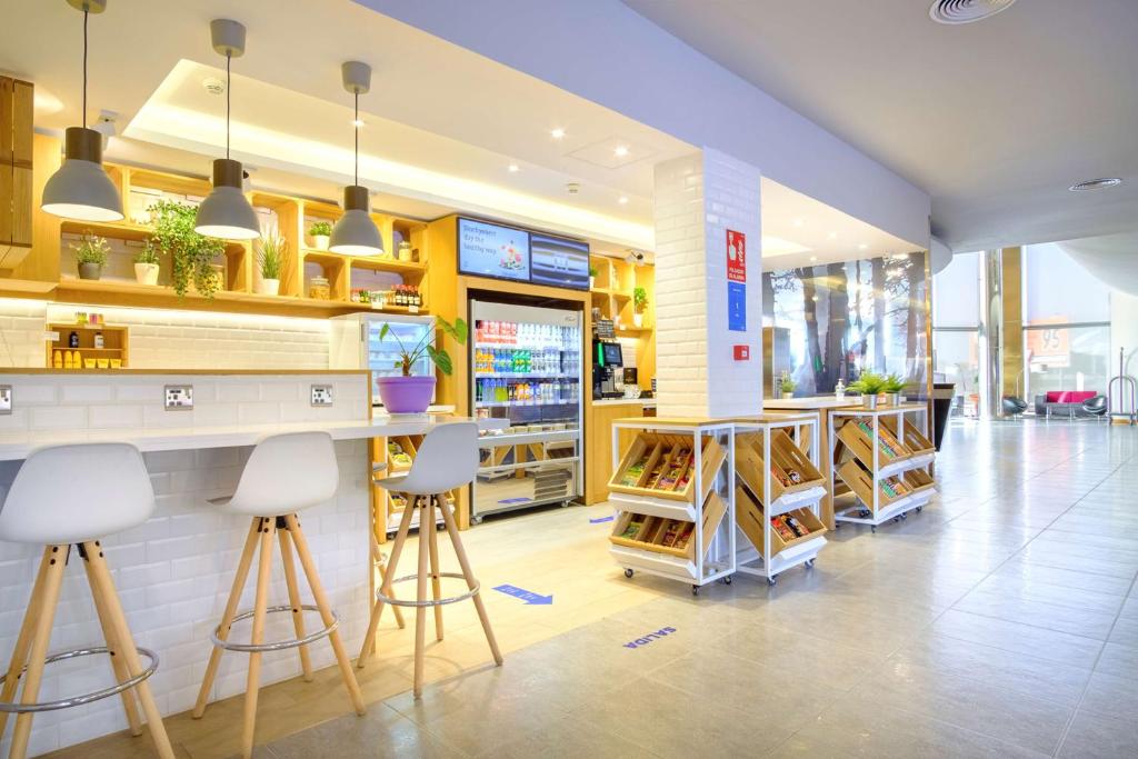Reštaurácia alebo iné gastronomické zariadenie v ubytovaní Hilton Garden Inn Málaga