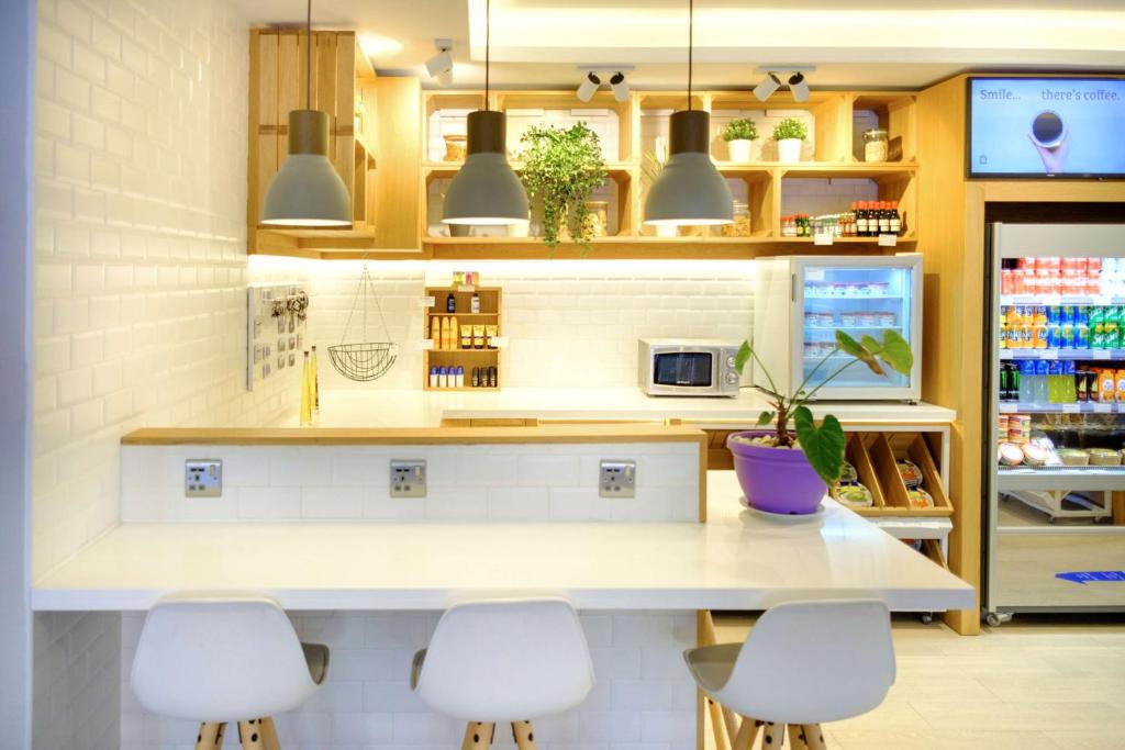 Kuchyňa alebo kuchynka v ubytovaní Hilton Garden Inn Málaga