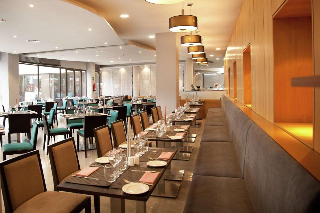 Reštaurácia alebo iné gastronomické zariadenie v ubytovaní Hilton Garden Inn Málaga