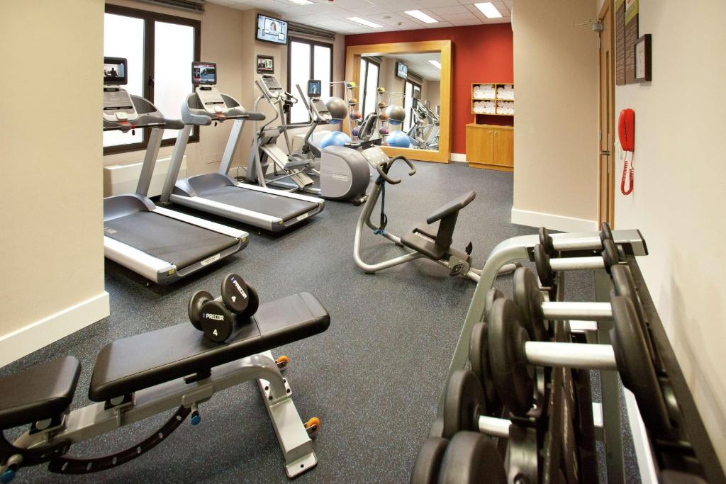 Posilňovňa alebo fitness centrum v ubytovaní Hilton Garden Inn Málaga
