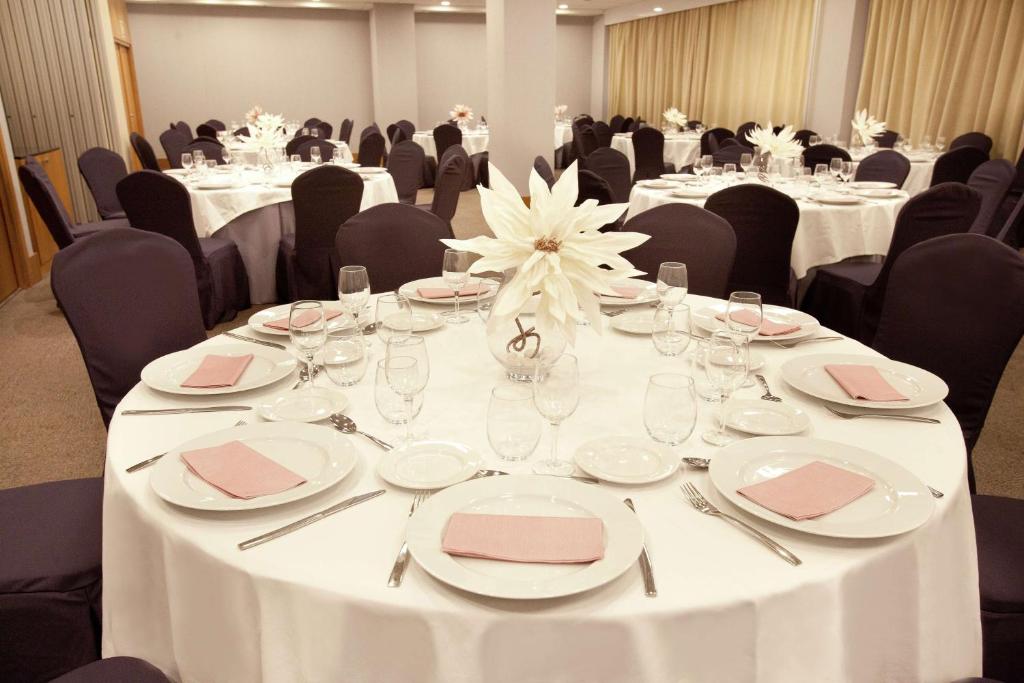 Reštaurácia alebo iné gastronomické zariadenie v ubytovaní Hilton Garden Inn Málaga