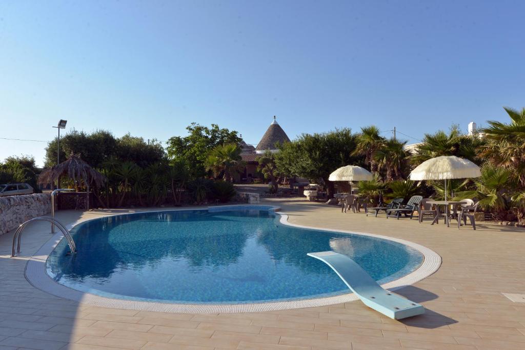 una piscina con un tobogán en un complejo en Masseria Pentima Vetrana Resort, en Alberobello