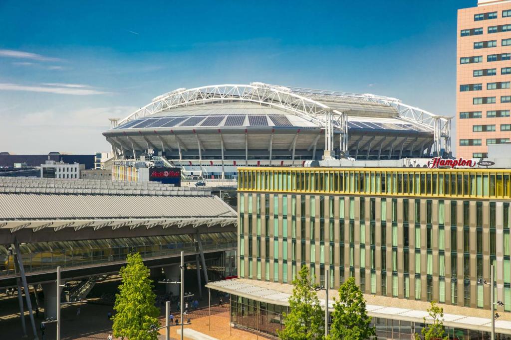 uma vista para um estádio de basebol com um edifício em Hampton By Hilton Amsterdam Arena Boulevard em Amsterdã