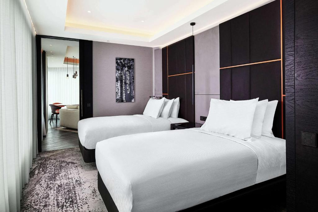 Postel nebo postele na pokoji v ubytování Hilton Belgrade