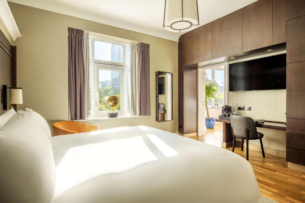 Postel nebo postele na pokoji v ubytování DoubleTree By Hilton Brussels City