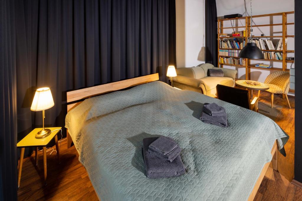 een slaapkamer met een groot bed en 2 handdoeken bij Studioatelier in Übigau in Dresden