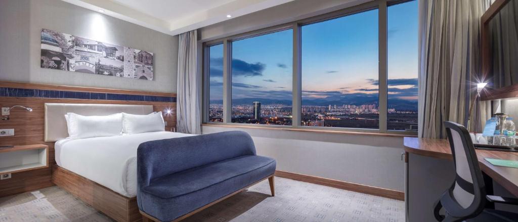 Cama ou camas em um quarto em Hampton By Hilton Bursa