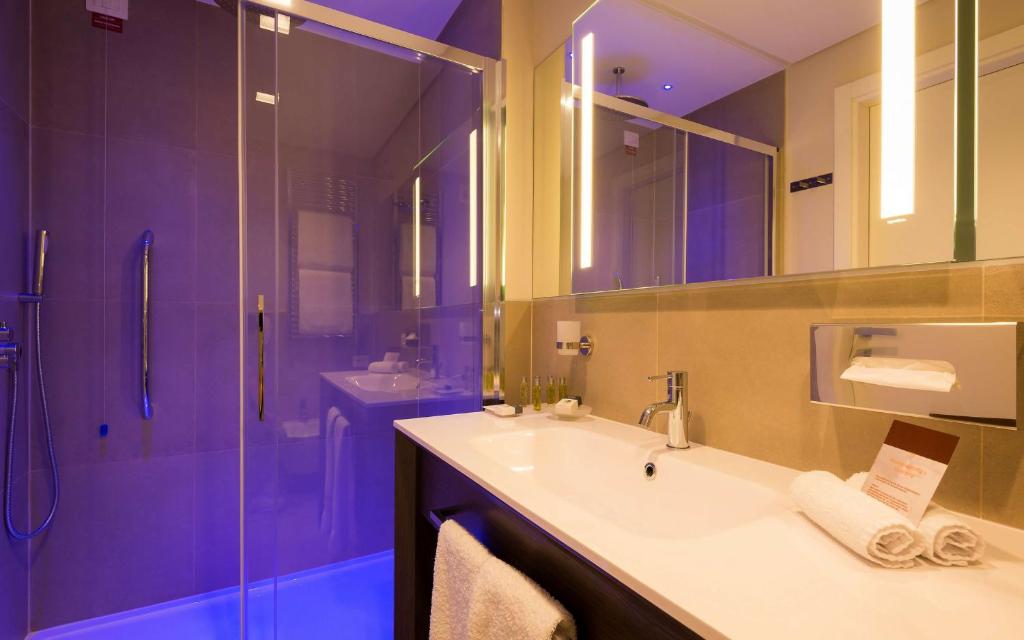 Koupelna v ubytování DoubleTree by Hilton Yerevan City Centre
