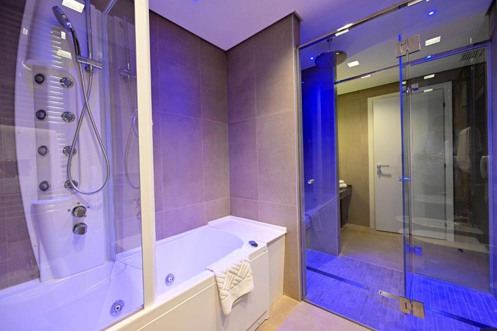 Koupelna v ubytování DoubleTree by Hilton Yerevan City Centre