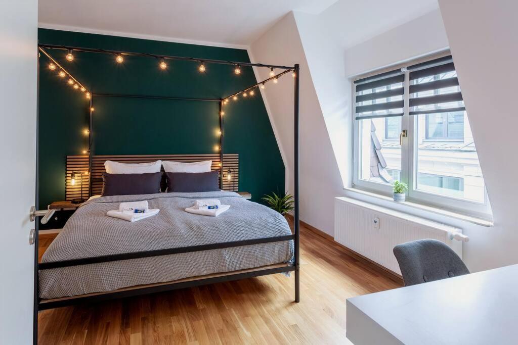 - une chambre avec un lit éclairé dans l'établissement FeelgooD Apartment COZY Leipzig CityCenter mit TG-Stellplatz, à Leipzig