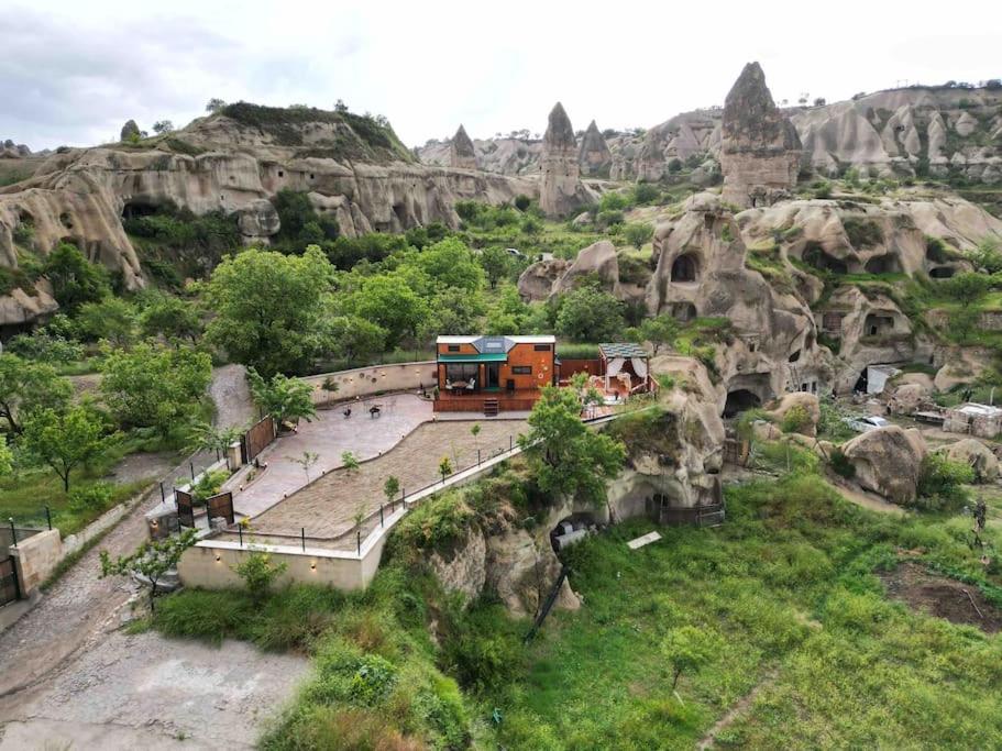 eine Luftansicht auf einen Berg mit einem Zug in der Unterkunft Cappatiny House in Goreme