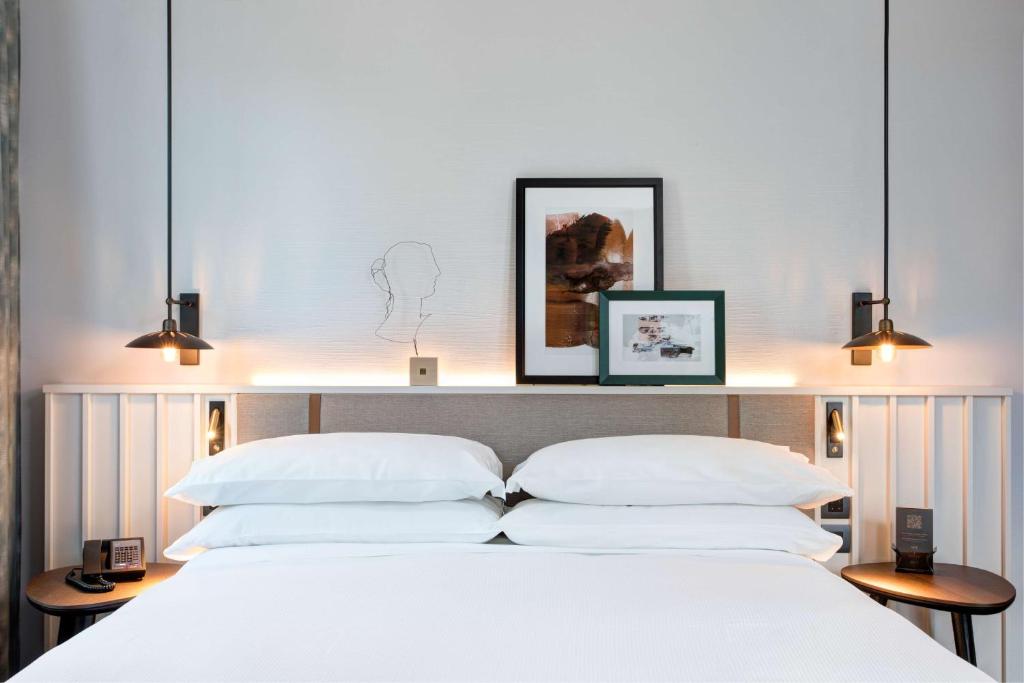 Posteľ alebo postele v izbe v ubytovaní DoubleTree By Hilton Rome Monti