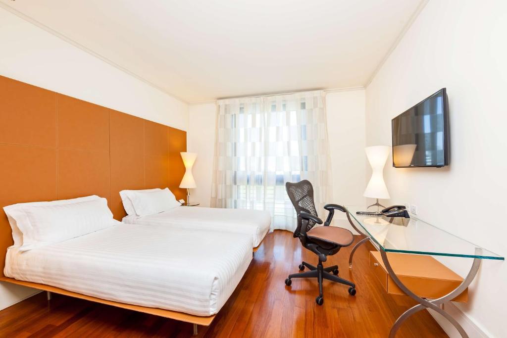 TV a/nebo společenská místnost v ubytování Hilton Garden Inn Florence Novoli