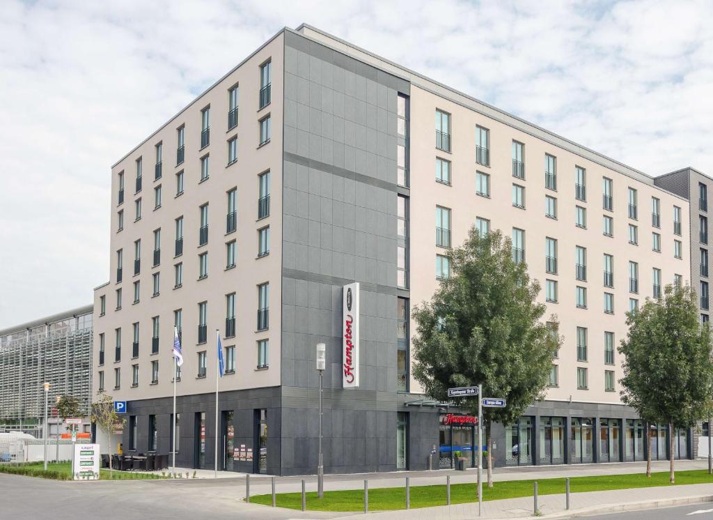 美茵河畔法蘭克福的住宿－Hampton by Hilton Frankfurt City Centre，街道拐角处的白色大建筑