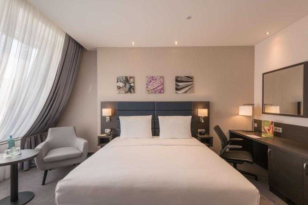 Cama ou camas em um quarto em Hilton Garden Inn Frankfurt City Centre