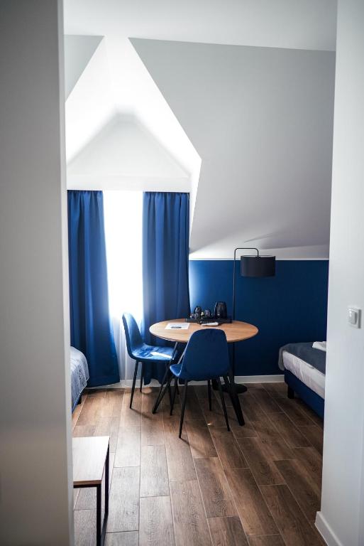 La Familia TYBURA - 2