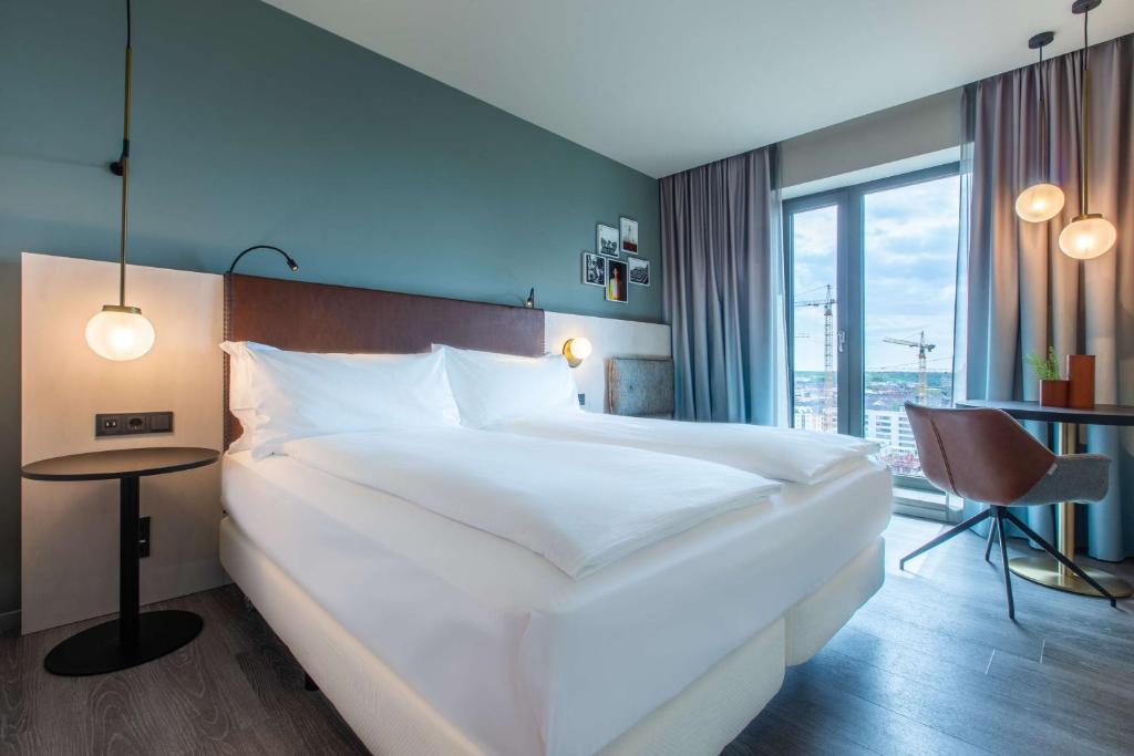 Postel nebo postele na pokoji v ubytování Hilton Garden Inn Mannheim