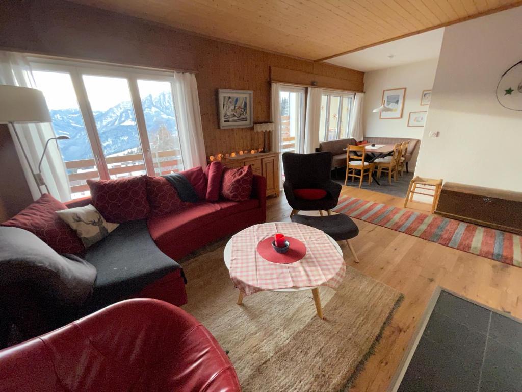 ein Wohnzimmer mit einem Sofa und einem Tisch in der Unterkunft Lescha C2C in Sarn