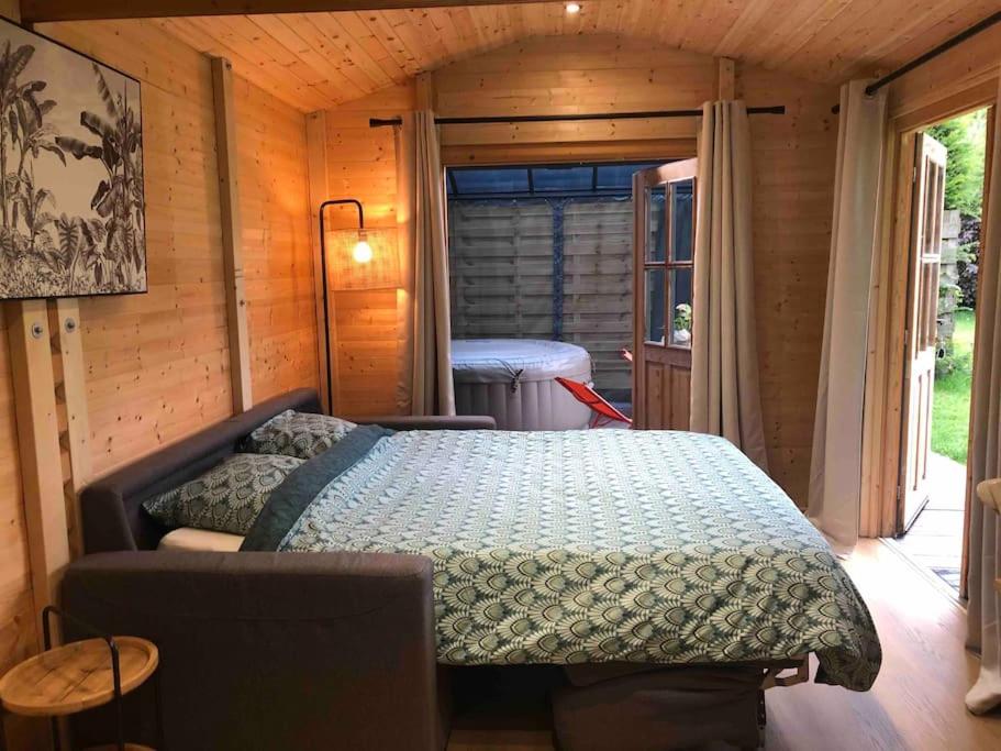 um quarto com uma cama num pequeno quarto em Tiny House Close to Brussels South Charleroi Airport em Courcelles